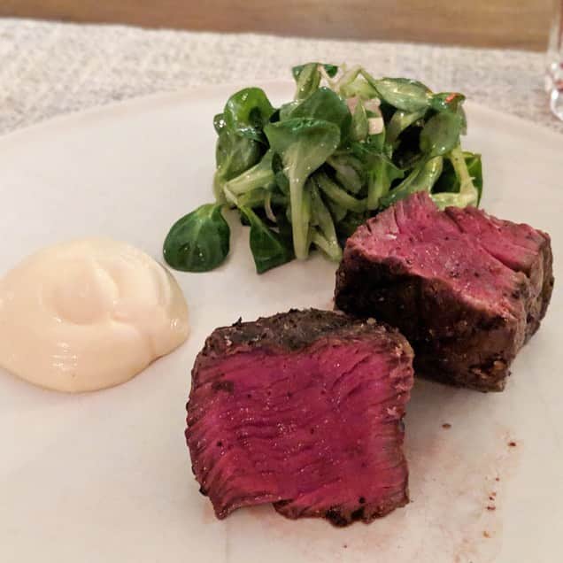 のインスタグラム：「ドバイで食べたい絶品グルメ：スターシェフの極上フレンチ🍴 #5ツ星ホテル「ルネッサンス・ダウンタウン・ホテル・ドバイ」内にあるのが、フレンチシェフとしてミシュラン１ツ星を獲得した経歴を持つディヴィット・マイヤーズ氏が手掛けるフレンチ・グリル・レストラン「Blue Blanc（ブルー・ブラン）」。旬の食材にこだわり、素材の持ち味をいかすシンプルな味付けのグリル料理をぜひ！ . リッチできらびやかな観光スポットだけじゃない！実はグルメを楽しむためにドバイを旅するのもオススメなんです！ #FRaU #FRaUCATION #DavidMyers #BlueBlanc」