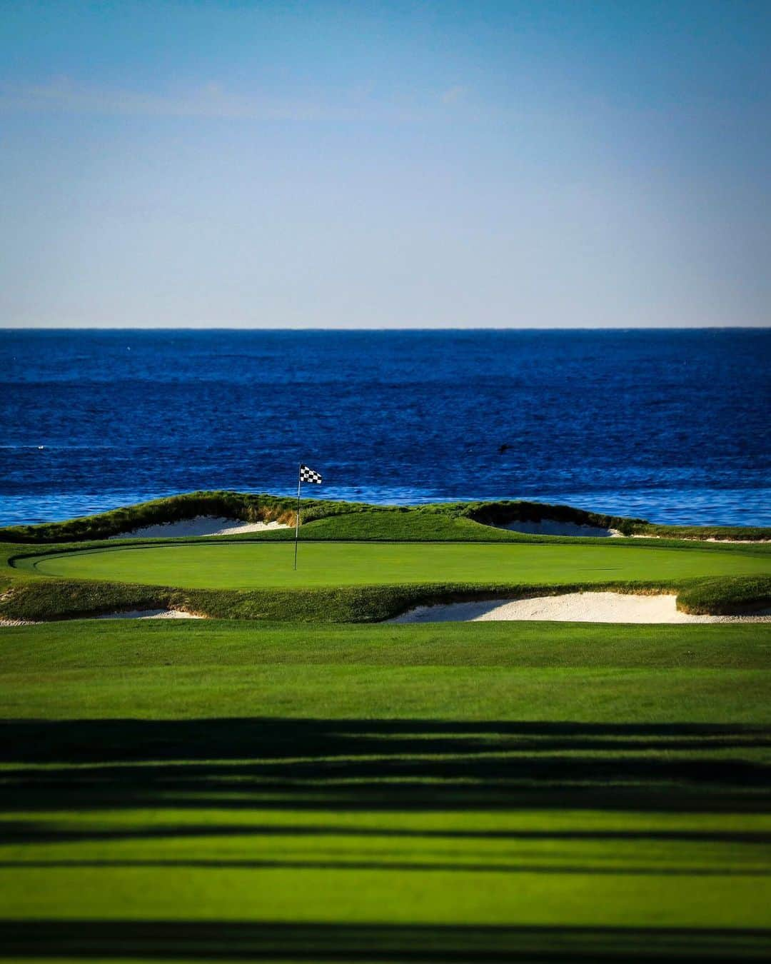 PGA TOURさんのインスタグラム写真 - (PGA TOURInstagram)「The par-3 17th has been a pivotal hole in previous U.S. Opens contested at Pebble Beach.  It’s ranked the No. 1 hardest hole on the course on Sunday.  #LiveUnderPar」6月17日 9時08分 - pgatour