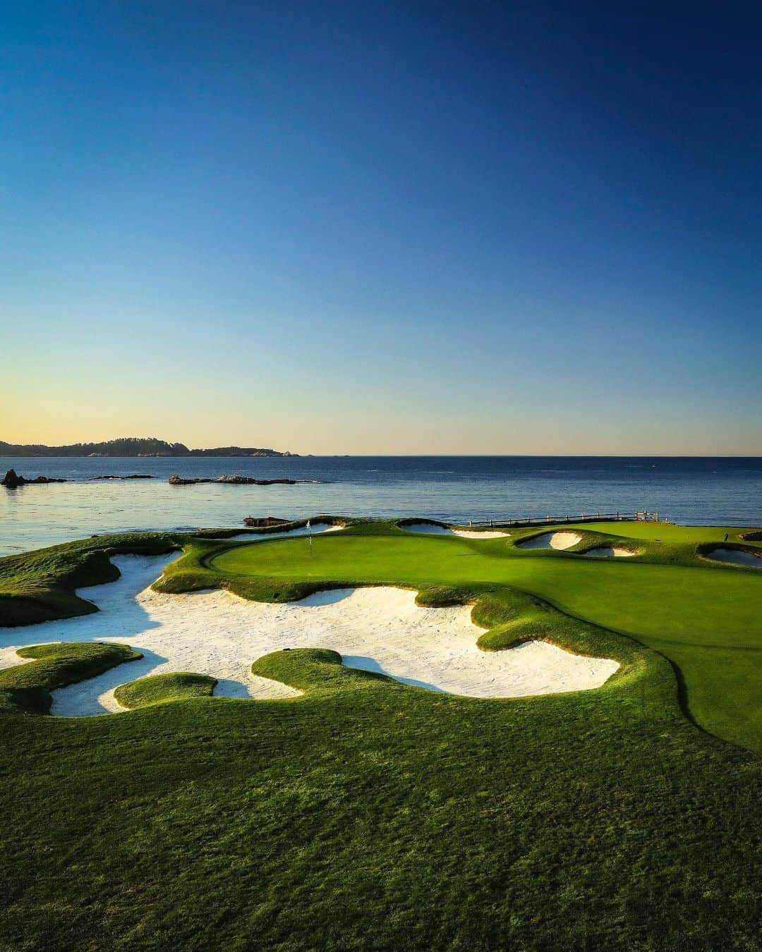 PGA TOURさんのインスタグラム写真 - (PGA TOURInstagram)「The par-3 17th has been a pivotal hole in previous U.S. Opens contested at Pebble Beach.  It’s ranked the No. 1 hardest hole on the course on Sunday.  #LiveUnderPar」6月17日 9時08分 - pgatour