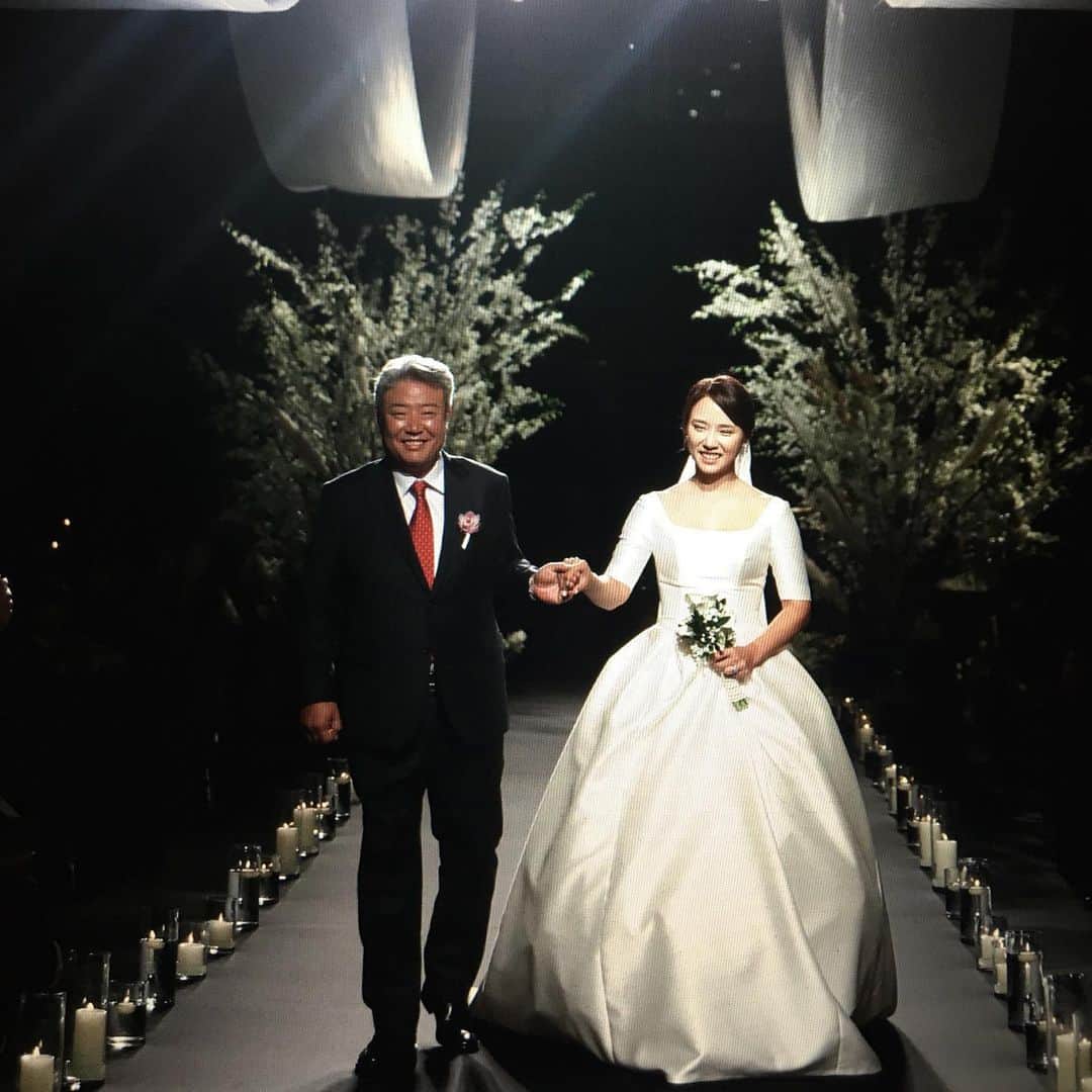 のインスタグラム：「Happy Father’s Day  항상 함께하지 못해서 죄송하지만 언제나 걱정해주시고 힘이많이 되주시는 아빠두분 보고싶네요^^ 오늘은 아빠의 날이어서 사진으로나마 보며 하루를 또 견더냈습니다!」