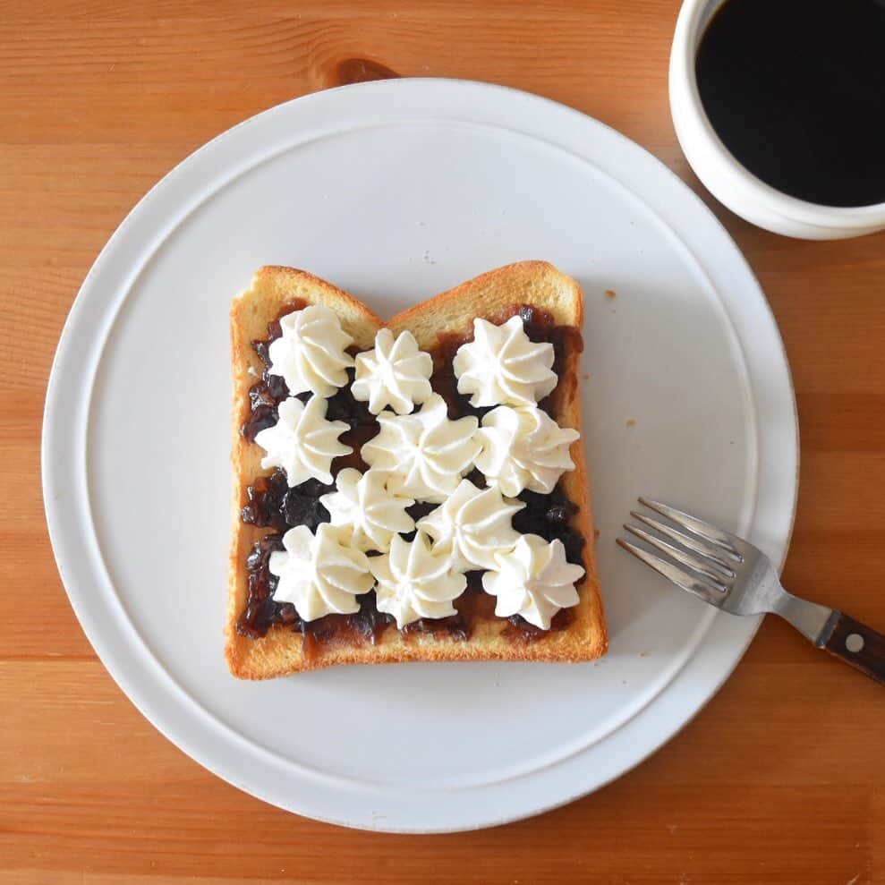 山崎佳のインスタグラム：「Today’s breakfast. あずきホイップ。 忙しい平日の朝、先月から朝はEテレのシャキーンでMICETEETHが流れるのが癒しだったんだけど、今朝はとうとう新しい曲に変わっていました。。しょうがないんだけど。 MICETEETHは『レモンの花が咲いていた』のライブ映像が特に大好きで、もう何年も繰り返し見てます。気持ち良く力が抜けて最高。行きたいな〜、ゆるいスカのライブ。」