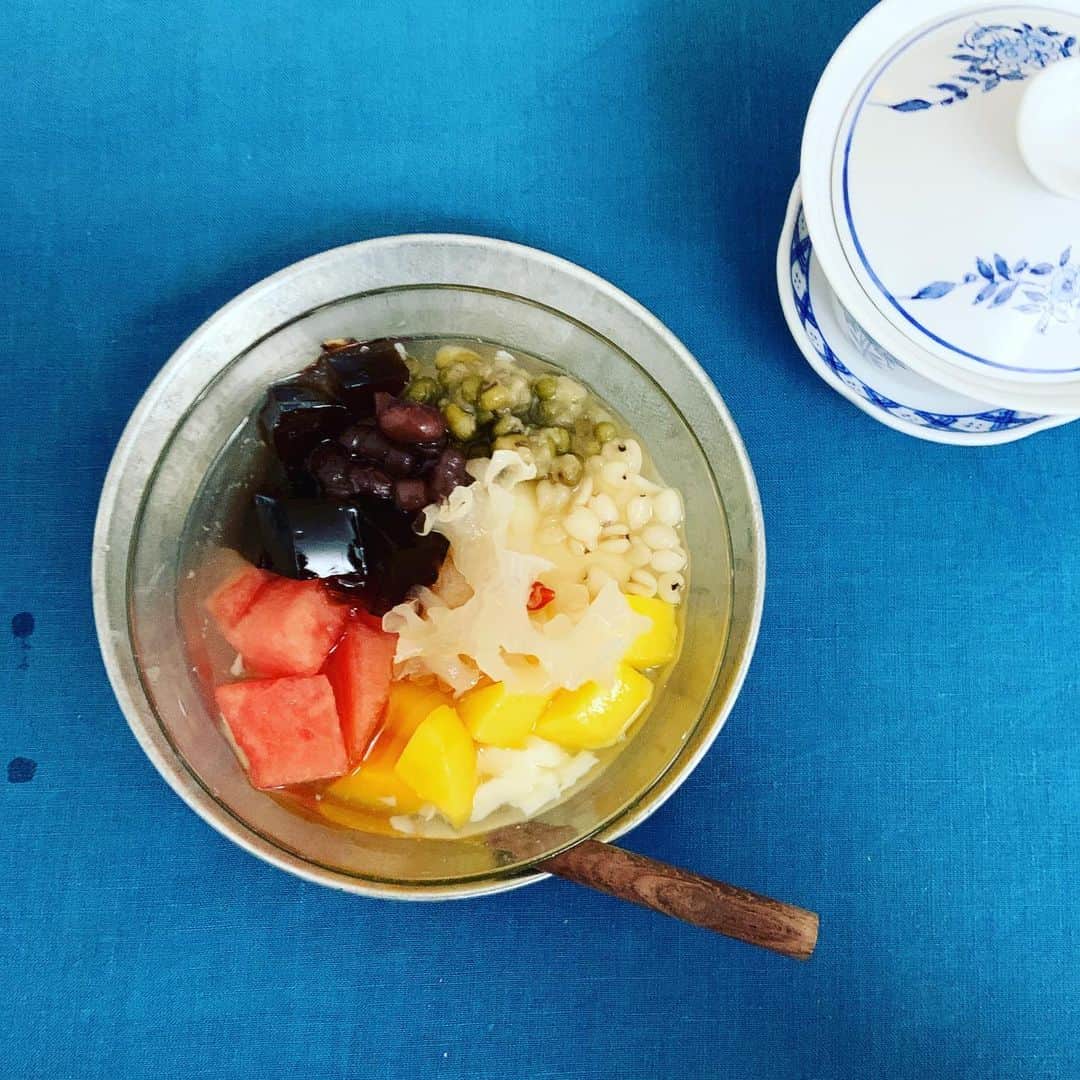 志摩有子さんのインスタグラム写真 - (志摩有子Instagram)「楽しみにしていた若山曜子先生 @yoochanpetite の台湾スイーツレッスンに。大豆から作る豆花に杏仁を煮出して作る杏仁豆腐にカキ氷、たくさんのトッピングにパイナップルケーキなどの焼き菓子たち。彼の地の茶館のようなセッティングにまるで台湾にいるような錯覚に。本当に夢のような時間。うっとり。楽しすぎた。 #料理教室 #台湾スイーツ #豆花 #杏仁 #鹹豆漿」6月17日 9時14分 - ariko418