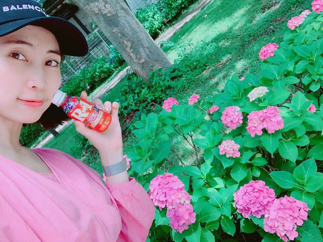 近野莉菜のインスタグラム：「季節の変わり目に🐌☔️暑かったり🥵寒かったり🥶風邪予防でママが毎晩寝る前に#R1 飲んでるからマネして飲んでみてる！おかげで風邪引いてないよ〜💪💪」