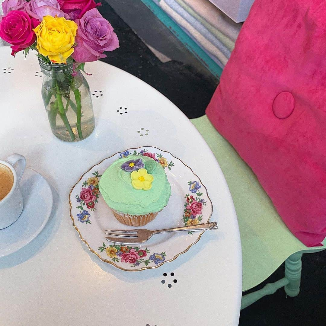 中谷愛さんのインスタグラム写真 - (中谷愛Instagram)「🌼Flower cupcake🌼﻿﻿ ﻿﻿ とってもPOPなカップケーキ🧁﻿﻿ お店のひとも優しくてかわいかった👱🏻‍♀️﻿﻿ ﻿﻿ #australia #sydney #sydneycafe ﻿﻿ #mylittlecupcakesydney #cupcake﻿ #ai___worldtravel」6月17日 9時26分 - aixox3