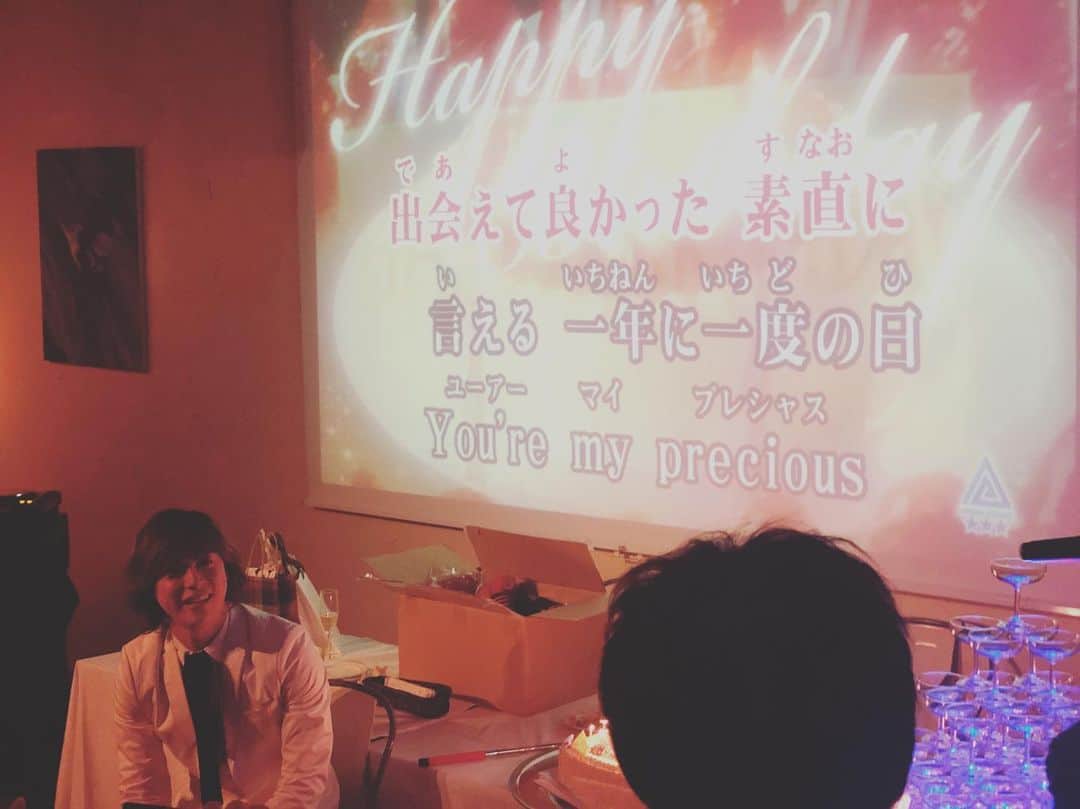 塩谷瞬さんのインスタグラム写真 - (塩谷瞬Instagram)「☆ 37th Shun Shioya Birthday Party ！ ☆  最高な時間をありがとう！  総勢200人の仲間と 愛おしい時間を過ごしました。  いつもどれだけ集まってくれるか 期待と不安で眠れなくなる。  会った瞬間生きてて良かったなと思える。  仲間がいてくれるから今の自分がある。 普段会えなかったり、向き合えなくても、 出会いには必ず意味があって、 それがいつか花を咲かせるんだって想う。  ステージを盛り上げてくれたウクレレチャンピオンのDAICHI君やヨーヨー世界一のtommy君、音楽、俳優チームのみんな！ そして心友 鮎貝健！ 書家玉ちゃん、浅川っち！ 今年も色々な仲間やアーティストが集まってくれて本当に感謝です。  今年のテーマは 深い夢 です。 世界の環境から、数年後の未来まで、 そこにかける僕と仲間達の夢を叶え繋げていくという使命を持って生きたいと思います。  舞台「山賊と海賊」も28日からスタートです。  新しい歳も宜しくお願い致します。  2019.6.7 塩谷 瞬  PS プレゼントサポートを頂いた仲間の皆さん！  株式会社DNAextreme様　 http://dna-extreme.co.jp/  Weyebeauty様 https://beauty.hotpepper.jp/kr/slnH000300952/  ロレアル様 https://www.lorealparisjapan.jp  TENGA様 https://tenga-group.com  酒井流整体院様 http://sakairyuseitai.sakura.ne.jp  ありがとうございました！」6月17日 9時32分 - shunshioya_official