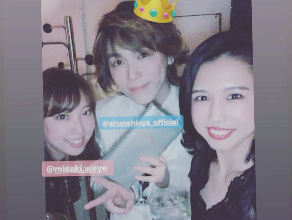 塩谷瞬さんのインスタグラム写真 - (塩谷瞬Instagram)「☆ 37th Shun Shioya Birthday Party ！ ☆  最高な時間をありがとう！  総勢200人の仲間と 愛おしい時間を過ごしました。  いつもどれだけ集まってくれるか 期待と不安で眠れなくなる。  会った瞬間生きてて良かったなと思える。  仲間がいてくれるから今の自分がある。 普段会えなかったり、向き合えなくても、 出会いには必ず意味があって、 それがいつか花を咲かせるんだって想う。  ステージを盛り上げてくれたウクレレチャンピオンのDAICHI君やヨーヨー世界一のtommy君、音楽、俳優チームのみんな！ そして心友 鮎貝健！ 書家玉ちゃん、浅川っち！ 今年も色々な仲間やアーティストが集まってくれて本当に感謝です。  今年のテーマは 深い夢 です。 世界の環境から、数年後の未来まで、 そこにかける僕と仲間達の夢を叶え繋げていくという使命を持って生きたいと思います。  舞台「山賊と海賊」も28日からスタートです。  新しい歳も宜しくお願い致します。  2019.6.7 塩谷 瞬  PS プレゼントサポートを頂いた仲間の皆さん！  株式会社DNAextreme様　 http://dna-extreme.co.jp/  Weyebeauty様 https://beauty.hotpepper.jp/kr/slnH000300952/  ロレアル様 https://www.lorealparisjapan.jp  TENGA様 https://tenga-group.com  酒井流整体院様 http://sakairyuseitai.sakura.ne.jp  ありがとうございました！」6月17日 9時32分 - shunshioya_official