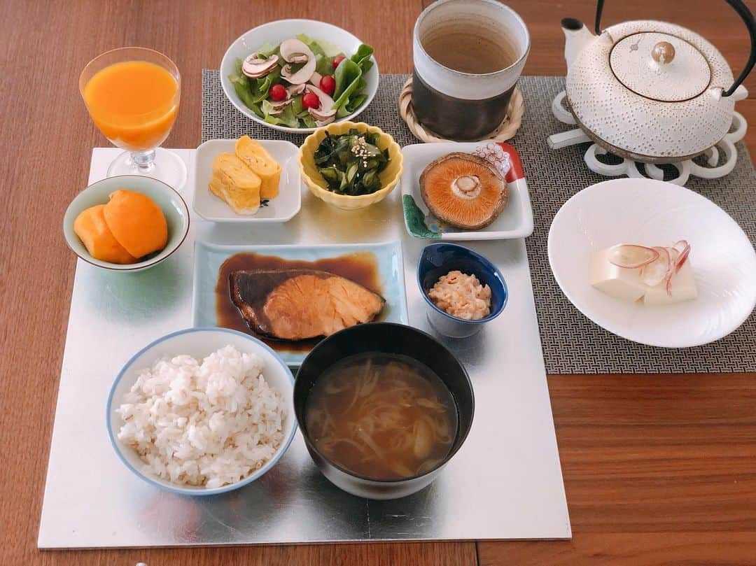 英玲奈さんのインスタグラム写真 - (英玲奈Instagram)「#今日の朝ご飯 #夫の朝ご飯 #5ぶつきご飯  #白米ブレンド #茗荷の味噌汁 #ぶりの照り焼き #納豆 #焼きジャンボ椎茸 #胡瓜とワカメの酢の物 #卵焼き #冷奴 #一口サラダ  #琵琶 #シーベリージュース #煎茶 #ていねいな暮らし  #季節を感じる暮らし #からだにいいこと  #からだにやさしいごはん  #おうちごはん #夫の健康守りたい #10年後の健康の為に #無添加 #無化調 #オーガニック #低gi  #腸活 #趣味生活」6月17日 9時44分 - erena_erenyan