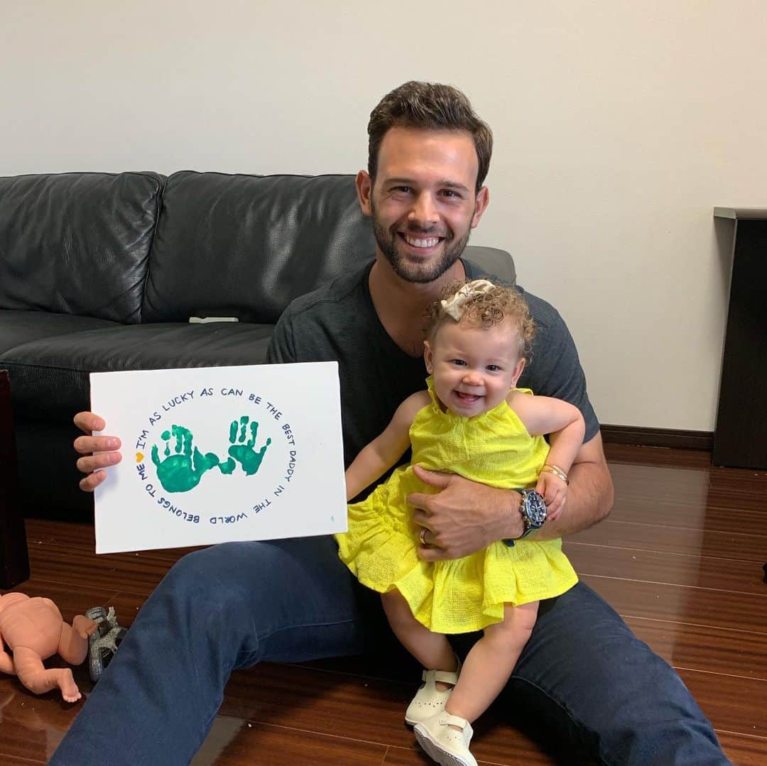 ニック・マルティネスのインスタグラム：「“I’m as lucky as can be, the best daddy in the world belongs to me”  # I’m the lucky one」