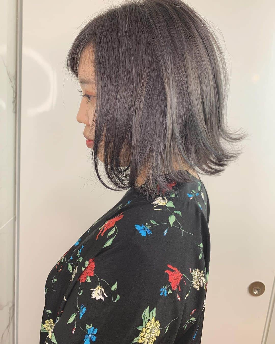 鮫島邦明のインスタグラム：「こないだ講習の1枚ラベンダーアッシュ ＃アプリエ #ハイライト #アッシュカラー #梅田美容室 #梅田美容院 #ヘア#梅田ヘアスタイル #髪型 #ヘアセット #ヘアメイク #キラ水 #グラデーション #ホリスティックカラー #ヘアアレンジ #アレンジ #就活 #美容学生 #美容専門学校#gu #snidel #梅田美容師 #モデル #サロンモデル #サロモ #ヘアカタ #ショートヘア#ショート #aujua --------------------------------------. 梅田と東京出店を計画中 スタッフ募集中メッセージくださいね★ AVANCE.CROSStuin梅田茶屋町 TEL06-6377-7211 AVANCE.CROSSmel c西梅田 TEL06-6348-2050 gif.hair TEL06-6377-7277 AVANCE.京橋 TEL06-6356-1555」