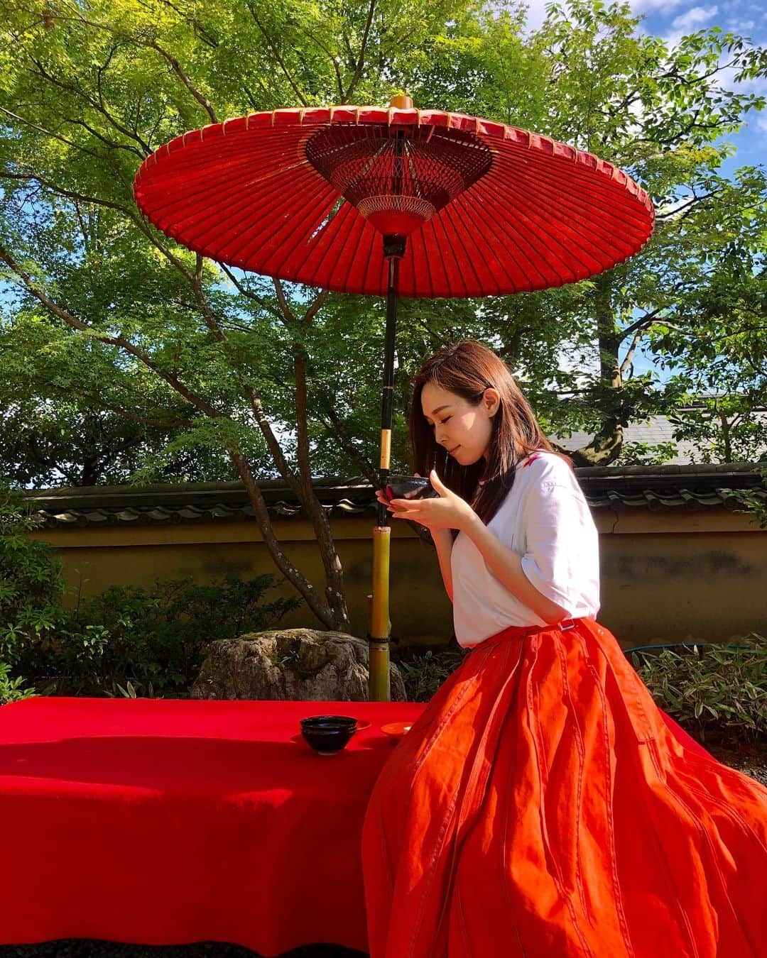 愛内里菜のインスタグラム：「アメリカから一時帰国の親友ちゃんと﻿ 京都巡りへ⛩﻿ ﻿ 金閣寺がとても綺麗だった〜😌﻿ ﻿ お茶してるところを﻿ 親友ちゃんが﻿ 「今ベストショットだから！」と﻿ サクッと撮ってくれたんだけど﻿ それがめちゃ素敵な写真でびっくり✨✨﻿ ﻿ カメラマンやん🤭❤️﻿ ﻿ ﻿ 今日はお昼12時から﻿ ポコチャ配信の予定です！！﻿ ﻿ 明日はいよいよライブなので、﻿ ノドケアのため﻿ 1時間程度にして﻿ 明日がっつり楽屋からも配信します🙌🌟﻿ ﻿ ぜひぜひお時間のある方﻿ 見に来てください😆🙌﻿ ﻿ さてさて！明日‼️‼️‼️‼️﻿ ﻿ 6/18(火)@新宿「zirco tokyo」﻿ でのゲストライブ出演。﻿ ﻿ 私の出演時間は20時半頃！﻿ 最後の出演者ラインナップにも出させていただきます🌟﻿ ﻿ ﻿ ライブチケット申し込みは下記メルアドに﻿ 氏名﻿ 枚数﻿ 連絡先﻿ をお知らせください。﻿ ﻿ rockstarsltm@gmail.com﻿ ﻿ 開場：17:00﻿ 開演：18:00﻿ 前売 3,000円（+1D 600円）﻿ ﻿ 予約をしていただいた方には﻿ 88teesのステッカーをプレゼント🌈﻿ ﻿ #京都 #金閣寺 ﻿ #生配信 #配信開始 ﻿﻿ #ポコチャ #Rポコチャ﻿ #愛内里菜 改め #R として #歌手 再始動﻿﻿﻿﻿﻿﻿ #垣内りか #垣内倶楽部 ﻿﻿﻿﻿﻿﻿ #新曲 #邦ロック#ミュージック#音楽の力﻿﻿﻿﻿﻿﻿﻿ #音楽﻿﻿﻿ #ライブ #ライブイベント﻿﻿﻿﻿﻿ #kojinw8﻿﻿﻿ #brashbeat kojiさん﻿﻿﻿﻿ #brighnation﻿﻿ #sachiart04﻿﻿ #山口PON昌人 さん﻿﻿﻿﻿﻿ #諸橋あず さん﻿﻿﻿﻿ #ロックイベント﻿﻿﻿﻿﻿」