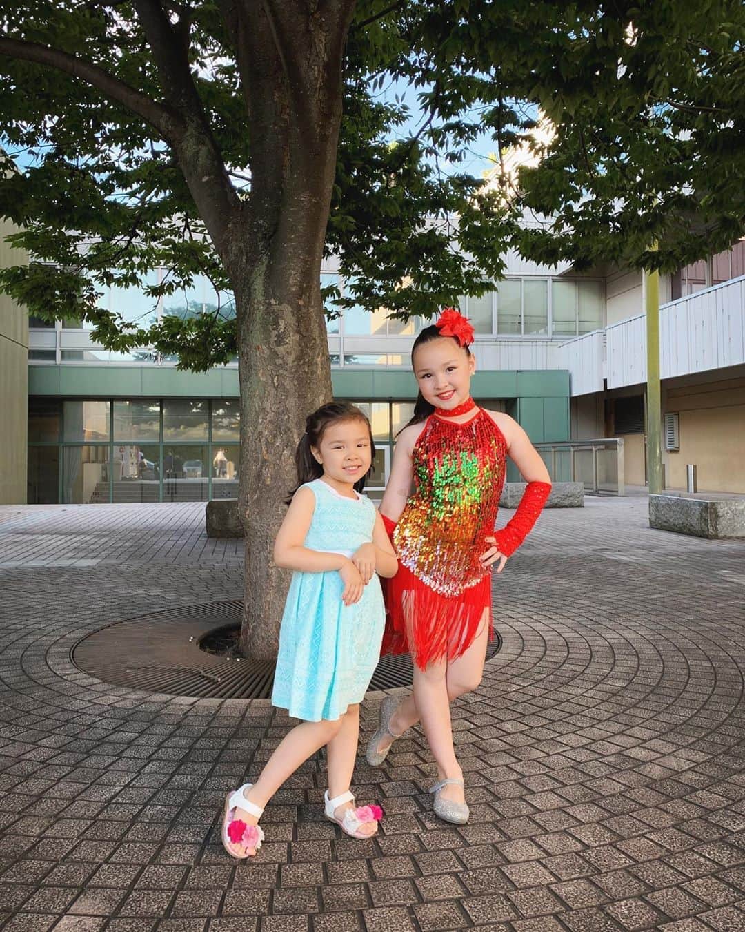バイリンガル3兄妹のインスタグラム：「ほんっとに誰も教えてないのに ポージング完璧なえまち😂😂 ・ 発表会お疲れ様でした♡ ・ 場内撮影禁止なので DVD購入するの楽しみー♡ ・ そしてエマに「反射って何」と聞かれてもすぐに「Reflection」と言えない私ね。 ・ カタカナだと「リフレクション」だと分かってても、同じ単語にRとLが入ってると「リ」の部分と「レ」の部分どっちがRでどっちがLだっけなって考えてしまう。 ・ 例えばロブスターも「Lobster」という 「L」から始まる英語の音でそのまま記憶してるんじゃなくて ・ 一度「ロブスター」とカタカナにして記憶してしまったがために ・ 再び口で発音するときに「ロブスター」から英語に変換して発音しようと思ってもLobsterだったかRobsterだったか一瞬悩んじゃう。 ・ 口でLとRの音の違いを言えたとしても、脳みその中ではどちらも同じ「ラリルレロ」に変換して覚えちゃった結果、また口に出すときに悩むという。 ・ はぁ。 カタカナで英語を覚えちゃった人にはわかるはず…本当にこのポンコツ脳みそにバイリンガルの脳みそ分けて欲しい！ ・ ・ これわかってくれる人います？？ ・ ・ #バイリンガル3兄妹  #えまち #8歳 #発表会」