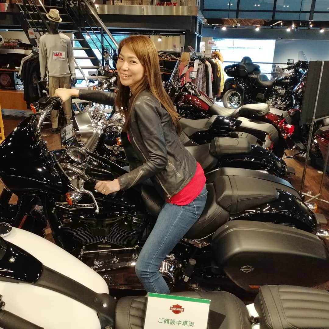 のインスタグラム：「#おはよう ー！最近、#herleydavidson  のお店に行く回数増えてます…そして、#乗り換え することになりました。来月納車だって。#FLSB  #スポーツグライド #ハーレダビッドソン  これで #ツーリング も  #快適 になる！みなさん、#素敵な一日を」