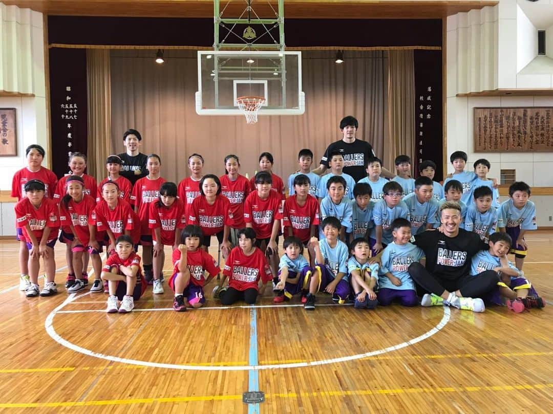 寒竹隼人のインスタグラム：「今年も沢山の方々のご協力、ご理解を頂き岩手県の釜石でクリニックを開催することが出来ました。 今回で4回目になり、僕自身毎年の楽しみになっています。  岩手は僕にとって大切な場所で育ててもらった場所。 東日本大震災で沢山被害にあった沿岸部も実際にみて色々な方々の話も聞きました。 その中でバスケットボールを通じて子供達に笑顔や元気や希望をあげられたらと思い、クリニックの開催を考えました。  この想いに賛同して下さったカネマンの三浦さんを始め、沢山の方々のご協力と、チームのご理解を得て4年連続で開催する事が出来ています。 本当に感謝の気持ちで一杯です。  そして毎年色々な仲間も快く協力してくれています。 くまちゃんしんやありがとう‼️ 今年も子供の笑顔を見れて最高でした。」