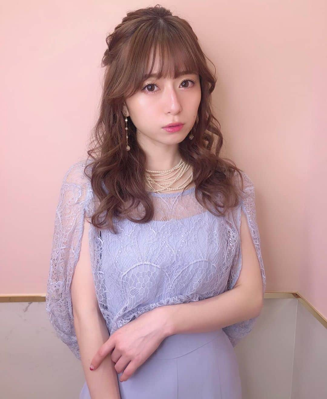 黒坂優香子さんのインスタグラム写真 - (黒坂優香子Instagram)「💗 ・ ・ 結婚式のヘアセットは @miho__motoyama にお願いしたよ🥰🙏 ・  相談してハーフアップに✨ みほちゃんありがとう💗 ・ ・ 質問もらった服は @gracecontinental_official  ワンピースではなくて、下はパンツになってて大人可愛いの✨ ・ ・ #wedding #weddinghair #shima #ハピマリ」6月17日 10時11分 - yukakokurosaka0606