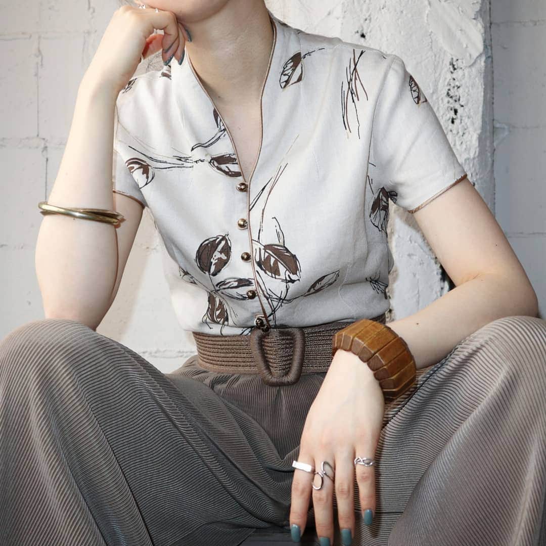 吉祥寺 古着屋 Orfeoのインスタグラム：「Leaf Pattern China Blouse  #Orfeo #Kichijoji #Tokyo #vintage #used #fashion #coodinate #outfits #オルフェオ #吉祥寺 #東京 #古着 #古着屋 #ヴィンテージ #ユーズド #ファッション #コーディネート  掲載商品のお問い合わせはメールにて承っております。コメント、DMでのお問い合わせは受け付けておりませんのでご了承ください。」