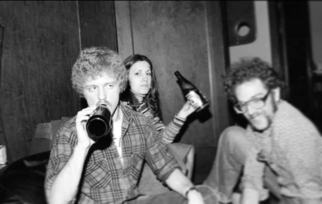 エミリー・ベット・リカーズのインスタグラム：「Where this photo came from will continue to be a family mystery but one thing for certain is that the flannel wearing brew sipping curl mop sporting stud is Dad pre-dad. What a guy. 💪🏼」