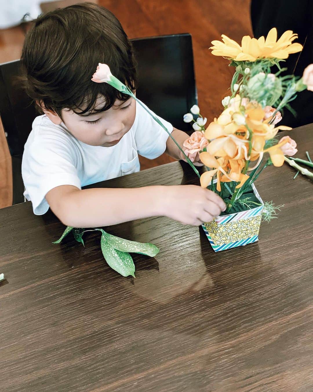 Icumi Oohamaさんのインスタグラム写真 - (Icumi OohamaInstagram)「Happy fathers day🌻. . 昨日は父の日だったので. PAPAにはゆっくりしてもらっている間に. サプライズでKATEとお花を生けてプレゼントしました♡. 初めての生け花は工作感覚で楽しんでやっていましたよ☺︎. 前の保育園のお友達にも沢山会えてKATEも嬉しく. 楽しかったし、PAPAも喜んでくれてよかったね♪. PAPAさんいつもありがとう☺︎☺︎☺︎. . #happyfathersday #父の日 #kateakiyama #thankyou」6月17日 10時10分 - icumi___