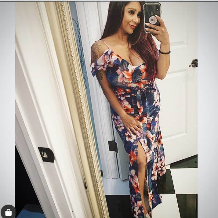 ニコール・ ポリッツィのインスタグラム：「@thesnookishop」
