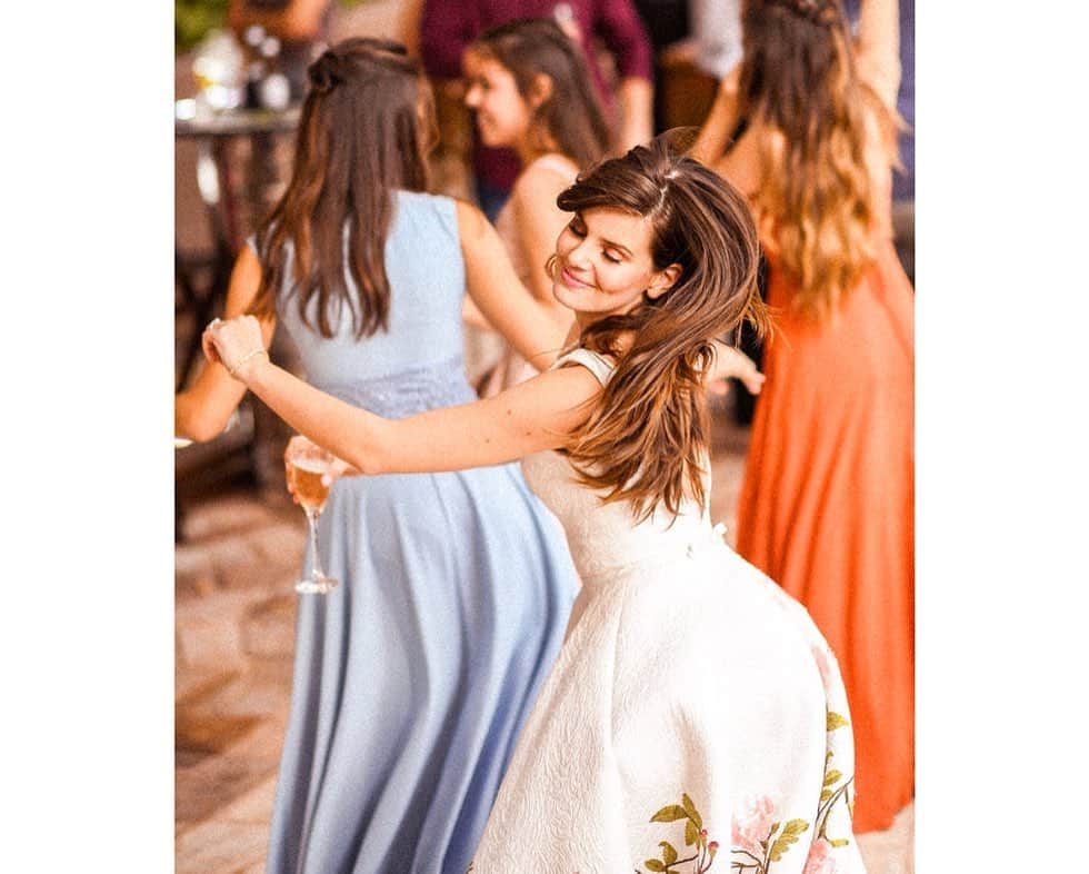 Camila Queirozさんのインスタグラム写真 - (Camila QueirozInstagram)「Pra fechar essa semana que foi só amor, mais um dia nosso 💖  Passamos o dia todo trabalhando juntinhos, grudados um no outro. Mas eu não poderia deixar essa data passar em branco. 16/06. Há dois anos você me pedia em casamento e há 1 nos casamos no civil. Que lindo caminho estamos construindo juntos, meu marido ❤️ Eu me sinto orgulhosa por ter alguém como você ao meu lado todos os dias.  Te amo, mor」6月17日 10時16分 - camilaqueiroz