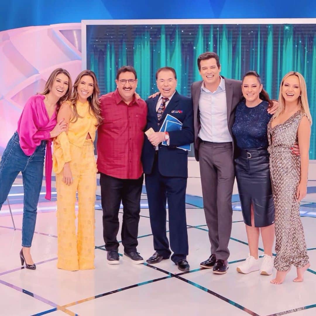 Eliana Michaelichin Bezerraのインスタグラム：「Que domingo especial. Ainda mais ao lado do querido Silvio. Amo estar com a minha família do SBT. Foi muito divertido @patriciaabravanel, @rebecaabravanel, @silviaabravanel, @celsoportiolli e @oratinho 😜 P.S.: gostaram do meu sapato?🤔」
