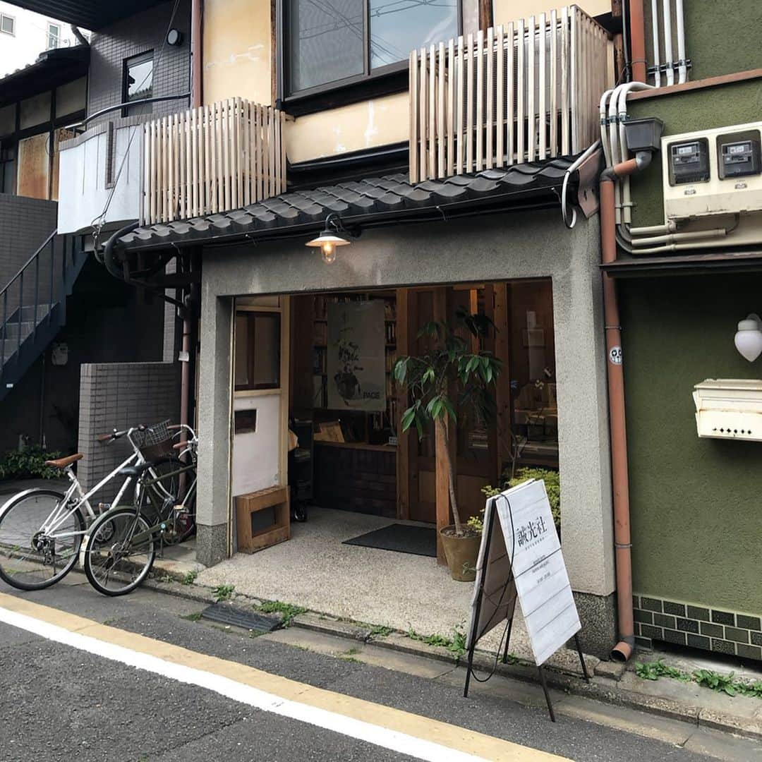 岡田育さんのインスタグラム写真 - (岡田育Instagram)「Two drunken authors. In Kyoto with Shinji Ishii. #signedbooksexchange #shinjiishii . . 昨秋トークショーでご一緒したいしいしんじさんと再会。知らない京都をあちこち教えていただきました。きんじょ。 #酩酊顔 . . #みさきっちょ #いしいしんじ #40歳までにコレをやめる #岡田育 #ikuokada #kyoto #京都 #誠光社 #seikousha #国田屋 #ツバクロすっぽん食堂 #kunitaya #tsubakuro #softshellturtle #liquerstore #bookstore」6月17日 10時17分 - okadaic