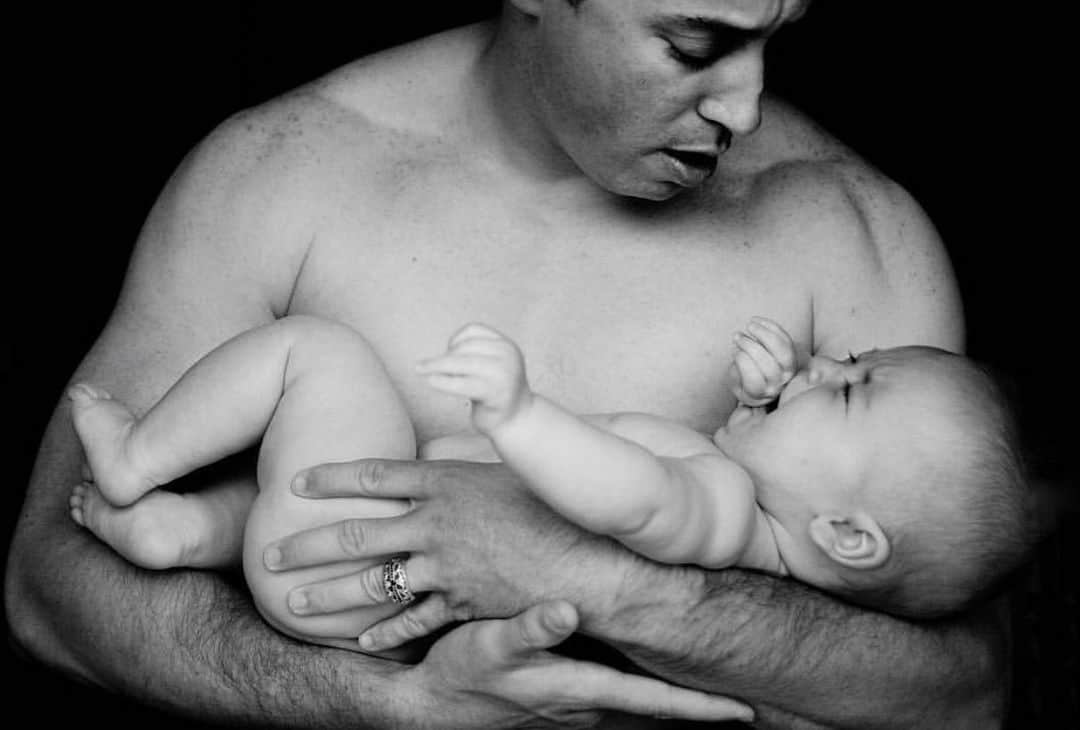 アナベス・ギッシュさんのインスタグラム写真 - (アナベス・ギッシュInstagram)「HFD to our beloved #wadeallen Photographer @kuperberg took this pic of Wade holding Cash when he was 3 months old. To me it captures the essence of tender masculinity and fatherhood in its tentative newness. What a father you are, my sweet—no longer tentative or new. We are grateful for the way you hold us with watchful care and such strong, deep love. Today and every day. ♥️♥️♥️」6月17日 10時21分 - annabeth_gish