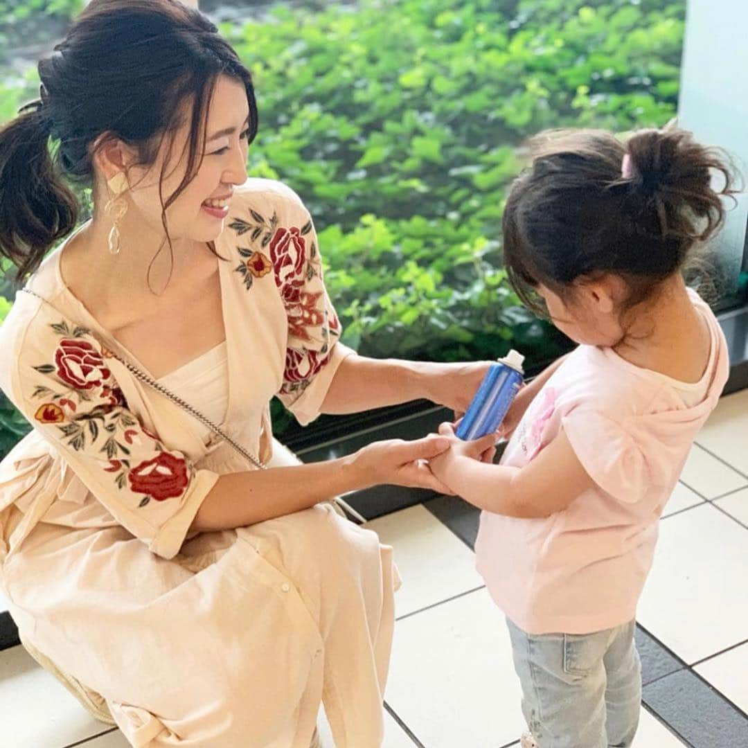 Fam's Baby ファムズベビーさんのインスタグラム写真 - (Fam's Baby ファムズベビーInstagram)「今週もはじまりましたね😊よろしくお願いします😊 ・ UVスプレーのご使用ありがとうございます✨ お子さんも嫌にならないベタベタ感をなくしサラッと仕上げにしてみました☺️ 化粧下地でも長時間のuvカット、保湿をキープ致します☝️✨ ・ ・ #famsbaby#親子で#ママ#ママびより#ママスタイル#ママさんと繋がりたい#まま#ママガール #ママスタ ・ ・ #Repost @kaori_hydrangea ・・・ 大好きなファムズベビーから日焼け止めが発売されたと知って早速使ってみました❣️ ・ 赤ちゃんでも安心して使える日焼け止め☀️ なんと塗ったまま寝ちゃっても大丈夫なくらいお肌に優しいんだって👶 ・ あらゆるダメージから守ってくれるバリア機能もあるから、ママも化粧下地にも使えて最高🙌 ・  伸びが良いから時間がないときもサラッとぬれる✋ ・ #ファムズuv #famsuv #ファムズ日焼け止め #エンジェルuvスプレー #angeluv #敏感肌日焼け止め #promotion #zara #ザラ #bebe #ママ #日焼け防止 #肌に優しい #親子で使える #instagood #instalike」6月17日 10時26分 - famsbaby