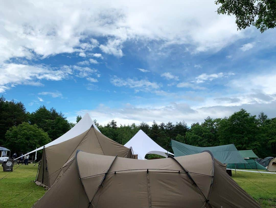 井浦新さんのインスタグラム写真 - (井浦新Instagram)「濃霧も雨も強風も快晴も 大自然の中あらゆる自然環境を味わえた舞鳥祭 今年も無事に祭を行うことができました  ご参加下さった皆さま 出店・ワークショップで祭を盛り上げて下さった関係者の皆さま 法螺貝の響きで奇祭感を増してくれた三井寺のべんべん スペシャルライブで贅沢で賑やかな時間をつくってくれたLOW IQ 01のイチさんとChris Van Cornellの皆さん そして絶大な信頼を寄せています、ライジングフィールドの仲間たち 心から感謝致します ありがとうございました！ #舞鳥祭 #ライジングフィールド軽井沢 #mightry #マイトリー」6月17日 10時30分 - el_arata_nest