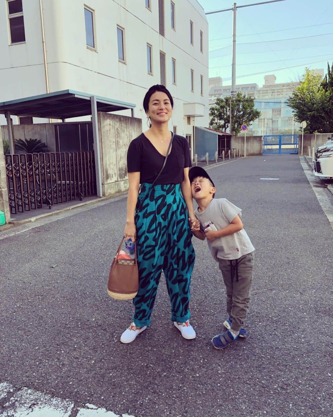 桃生亜希子のインスタグラム：「日曜日は、ちょっと久しぶりの @monstyle.aki へ🌞  本当に何を食べても染み渡るように美味しい。  あきちゃん @monstyle.aki とのりくん @monstyle_style_info は、やっぱりすごいな○  かき氷🍧。 最高級すぎた🍓  いつもありがとう😊❤️ #respect #街角シリーズだよ #漫画みたいなかき氷」