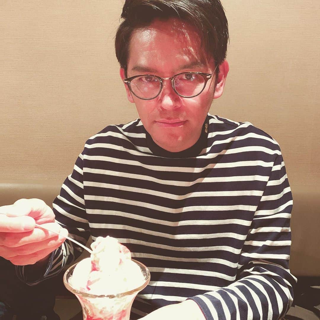 小島瑠璃子さんのインスタグラム写真 - (小島瑠璃子Instagram)「🍓 食後に練乳いちごパフェを 頼んだら思ったより大きく、 引いてるイケメン岡田先輩✨ わお！！」6月17日 10時32分 - ruriko_kojima