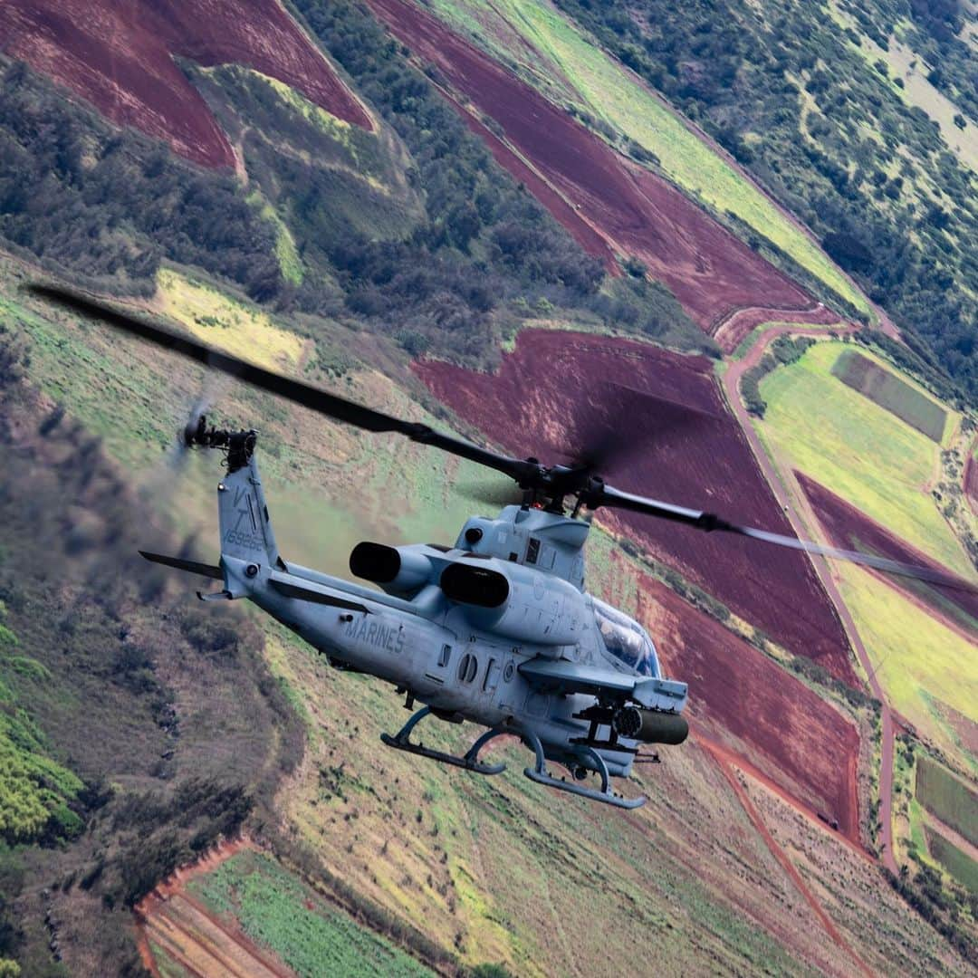 アメリカ海兵隊さんのインスタグラム写真 - (アメリカ海兵隊Instagram)「In the Green  Maj. Gen. Thomas D. Weidley, Commanding General, @1stmaw, flies the AH-1Z Viper Helicopter with Marine Light Attack Helicopter Squadron 367 on @mcb_hawaii. (U.S. Marine Corps photo by Cpl. Luke Kuennen)  #USMC #Aviation #MarineCorps #Marine #MarineLife #Hawaii」6月17日 10時55分 - marines