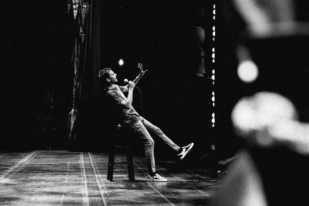 アジズ・アンサリさんのインスタグラム写真 - (アジズ・アンサリInstagram)「Happy Father’s Day.  Radio City Music Hall - Night 1 📷: @marcusrussellprice」6月17日 10時47分 - azizansari