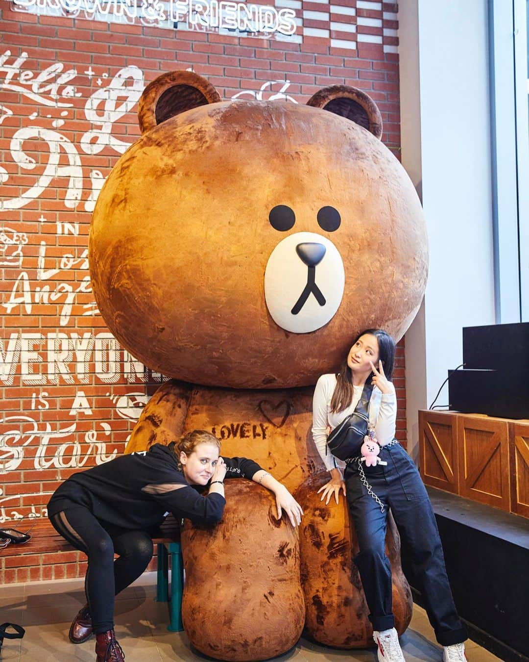 LINE FRIENDSさんのインスタグラム写真 - (LINE FRIENDSInstagram)「. BROWN is already making new friends in LA!  Thank you for visiting us ❤️ . <Location> 📍 6922 Hollywood Blvd, Los Angeles, CA 90028 . 👉 Link in bio for event details . #LINEFRIENDS #BT21 #PERMANANET #STORE #HOLLYWOOD #LOSANGELES  #LA #LINEFRIENDS_US」6月17日 10時56分 - linefriends