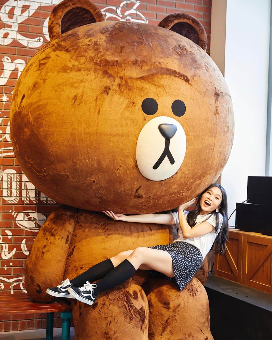 LINE FRIENDSさんのインスタグラム写真 - (LINE FRIENDSInstagram)「. BROWN is already making new friends in LA!  Thank you for visiting us ❤️ . <Location> 📍 6922 Hollywood Blvd, Los Angeles, CA 90028 . 👉 Link in bio for event details . #LINEFRIENDS #BT21 #PERMANANET #STORE #HOLLYWOOD #LOSANGELES  #LA #LINEFRIENDS_US」6月17日 10時56分 - linefriends