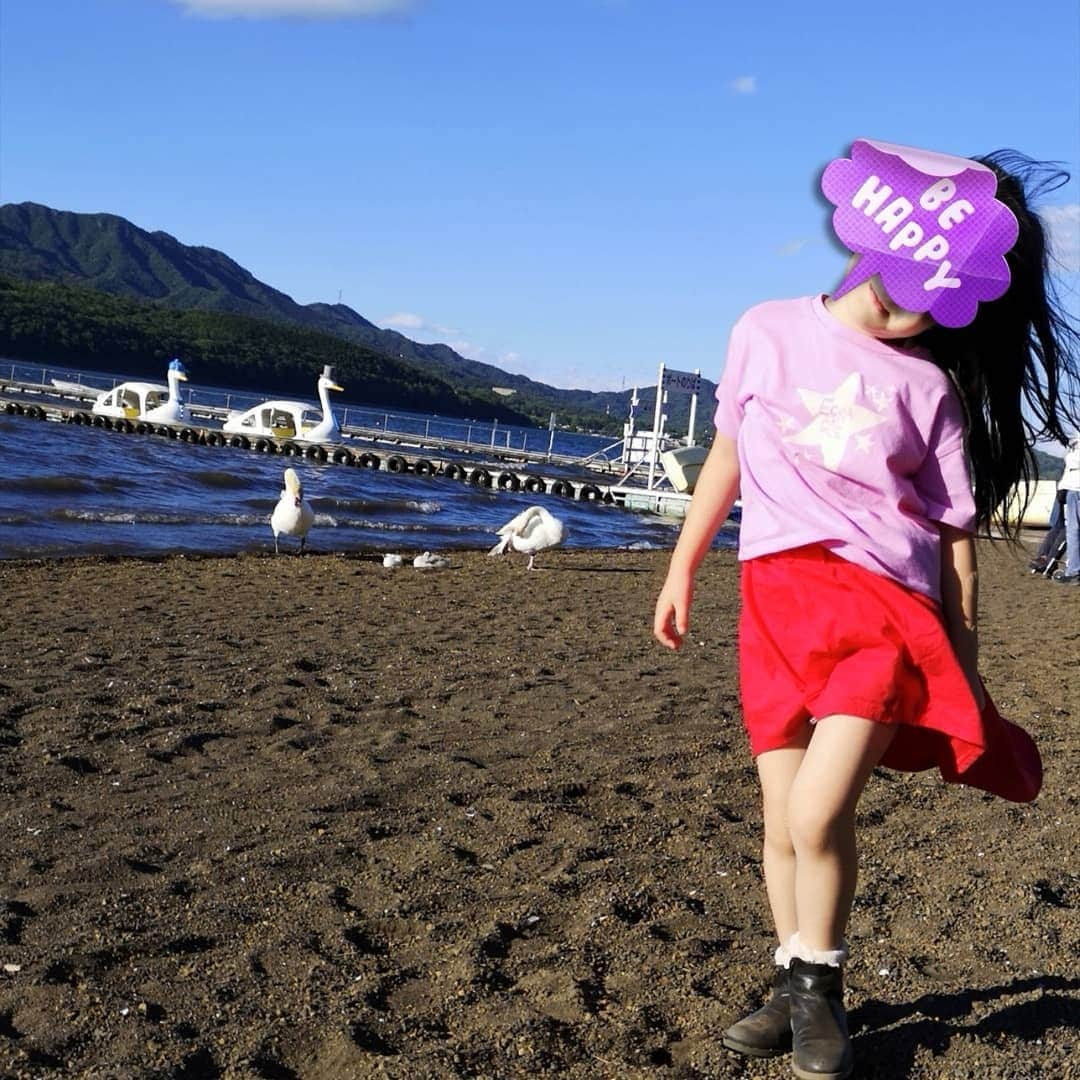 蛯原英里さんのインスタグラム写真 - (蛯原英里Instagram)「・ 昨日から山中湖に来ています ・ お散歩していると白鳥の親子に遭遇✨ ・ 「パパとママとお姉ちゃんと弟の親子で一緒だね🎵」と😊 凄く近くまで近づいても大丈夫でした ・ 白鳥の赤ちゃんフワフワしていて可愛かった～！ 良い思い出になったね～！ ・ ・  #山中湖 #白鳥  #白鳥の親子に遭遇 #雛鳥  #可愛かった  #kidsfashion #kidswear  #ecragee #babysisland_official」6月17日 10時52分 - eriebihara