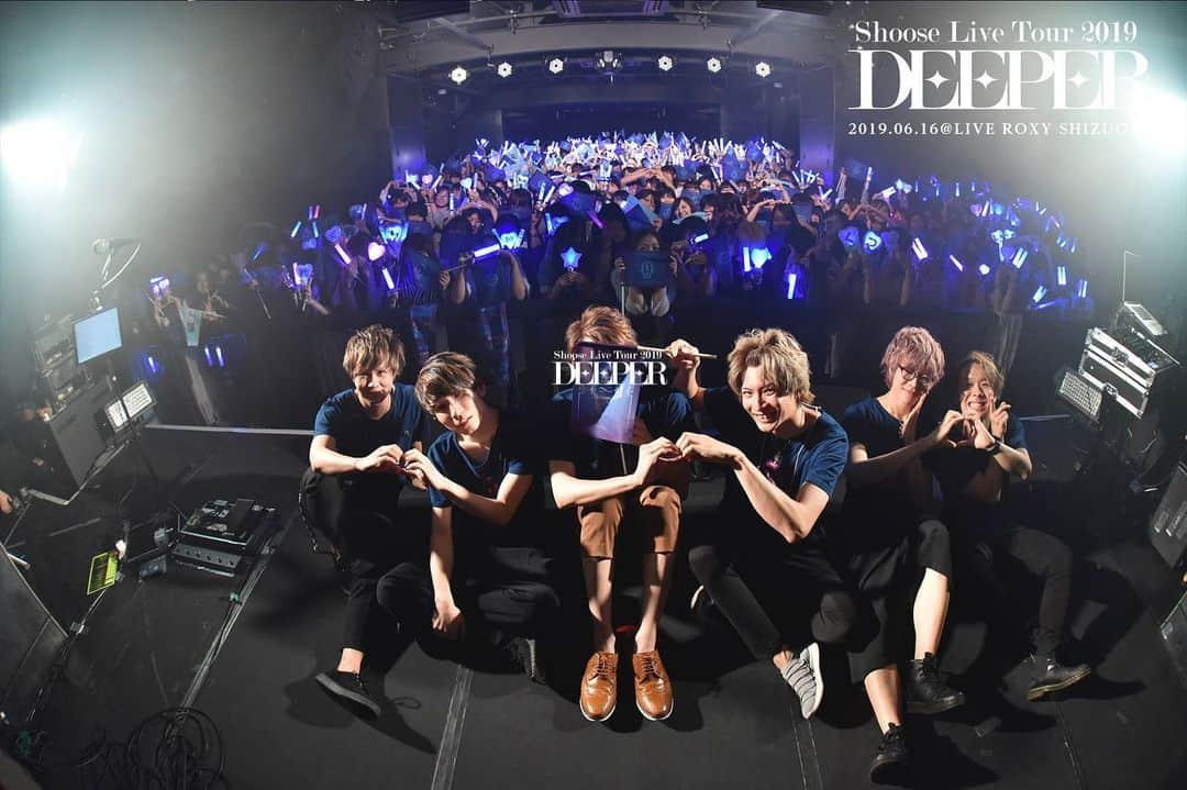 しゅーずのインスタグラム：「LIVETOUR"DEEPER" -最終夜 SHIZUOKA- . 駆け抜けてきたこのライブツアーもとうとう終焉を迎え、帰路につくわけなのですが . 本当にあたたかいメンバーの5人と 敏腕すぎる裏方スタッフの皆様と そしてなにより、ご来場くださった全ての皆様に支えられて 無事完走できたことを本当に嬉しく思う反面、押し寄せる寂しさはひとしお。 . もう来週末はライブないのか。とか この曲をこのメンバーで歌えるチャンスはまたあるのかなとか そのような想いが溢れて、千秋楽静岡では不甲斐なくも涙を流してしまいました。 . 語りたいことはたくさんあるけれど、長々と書いてもそれはそれで美しくないので。 . 全会場あわせて約3000人の皆様 本当に幸せな時間をありがとうございました。 . #DEEPERSHIZUOKA #DEEPER」