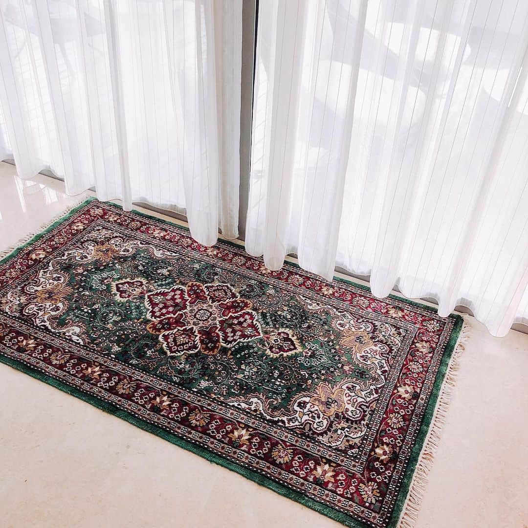 小林明実さんのインスタグラム写真 - (小林明実Instagram)「* 我が家にペルシャ絨毯が 来たよ✨ * 私も良くは知らんしけど イランにあるペルシア人が 作らないとペルシャ絨毯って 言わないだって。 今回はメインで買った絨毯は ペルシャだけど私が気に入って 買ったのは普通の絨毯でした。 でもカシミアだし色合いも かわいいからOKだね💖✨ * * #Singapore  #ペルシャ絨毯  #イラン #ペルシア人 #パパが買った後に絨毯の事で半日勉強してた #今さらだよ」6月17日 10時57分 - akemi.1177