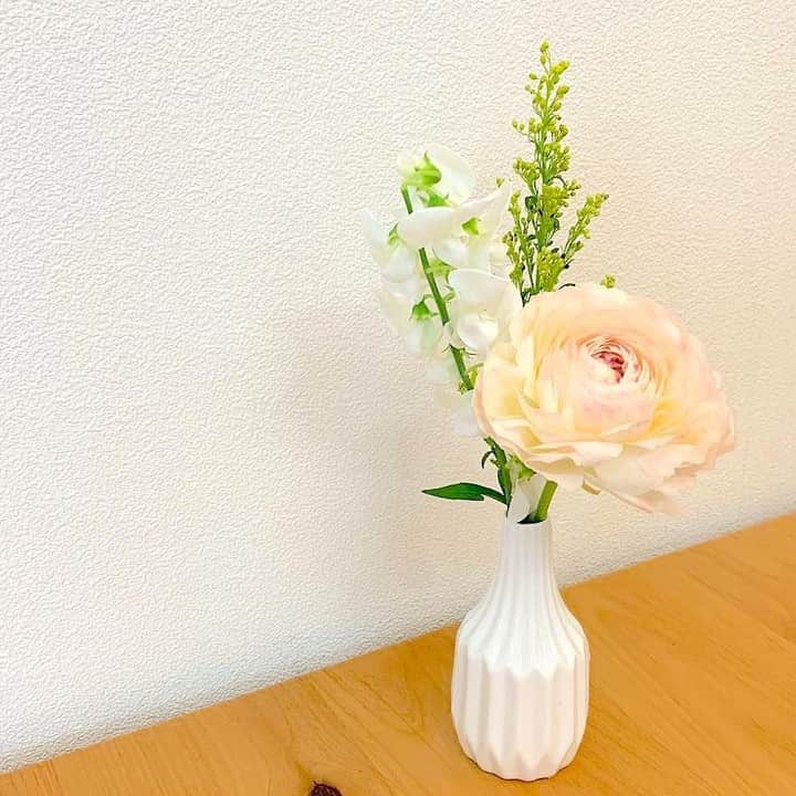 Bloomee LIFEさんのインスタグラム写真 - (Bloomee LIFEInstagram)「・⠀ ポストにお花が届いてるって⠀ すっごく幸せな気持ちになる☺️♡⠀ ・⠀ Special Thanks Photo by⠀⠀⠀ @madddd419⠀ ・⠀ 今回はどんなお花が届いているか、⠀ 毎週の楽しみになりますね✨💐⠀ ・⠀ 食卓に飾ったり、⠀ リビングのくつろぎスペースに飾ってみたり…🌸⠀ あなたのライフスタイルに合わせて⠀ 彩りを加えてみてください🌼⠀ ・⠀ --- #まいにちローズ 🌹---⠀ タイムラインにバラを咲かせて、まいにち当たるミニブーケをもらおう！⠀ ・⠀ 知っていますか？6月2日はローズの日💓⠀ ローズの日は、自然の恵みに感謝を示す、海外のバラ祭りが元になった記念日です。⠀ 日本でも、バラが美しく咲くこの季節。⠀ たくさんの人にお花の素晴らしさを伝えたい。⠀ ・⠀ バラの画像を投稿して、Instagramのタイムラインに咲かせることで、⠀ お花の魅力を一緒に広めてみませんか？⠀ ・⠀ 詳しくは下記 or プロフィールトップのハイライトをチェック👌⠀ ↓↓↓⠀ ■プレゼント：#まいにちローズ で投稿した人の中から抽選で【まいにち1人にバラのミニブーケ】が当たる✨⠀ ■参加方法：⠀ ①@bloomeelife をフォロー⠀ ②欲しい色のバラ画像を用意(キャンペーン公式ページで誰でも使えるオフィシャル画像を配布中)⠀ ③#まいにちローズ #bloomeelife を付けて投稿⠀ ・⠀ 当選者の方にはbloomee LIFE 公式アカウントよりDMにてご連絡させていただきます💌⠀ ・⠀ #bloomeelife#ブルーミーライフ#花のある生活#花好きな人と繋がりたい#おうち時間#花部#花写真#花が好き#花を飾る#暮らしを楽しむ#日々の暮らし#丁寧な暮らし#日々#お花のある暮らし#ナチュラル#素敵な休日#暮らしを整える#くらしのきほん#日々の暮らしを楽しむ#丁寧に暮らす#ローズ#ローズガーデン#バラ#父の日#シンプルインテリア#シンプルな暮らし#ホワイトインテリア#フラワーベース#ナチュラルな暮らし」6月17日 11時00分 - bloomee