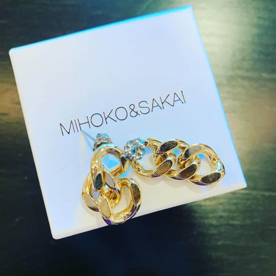 松尾知枝さんのインスタグラム写真 - (松尾知枝Instagram)「【一目惚れ】 #mihokosakai さんのデザインした ピアスに出会いました✨ 上品でありながら、 さりげないこだわり。 おそろいの指輪も可愛くて 最後の最後まで 迷いました✨ @mihoko_sakai さんは普段は主にテレビや雑誌で 女優やモデルさんのスタイリングを手がけて活躍していらっしゃいます。とても気さくに話して下さって 楽しくてつい、長居してしまいました♡ ありがとうございました😊 #palejute  #代々木上原  #ピアス @palejute」6月17日 11時13分 - chie_matsuo