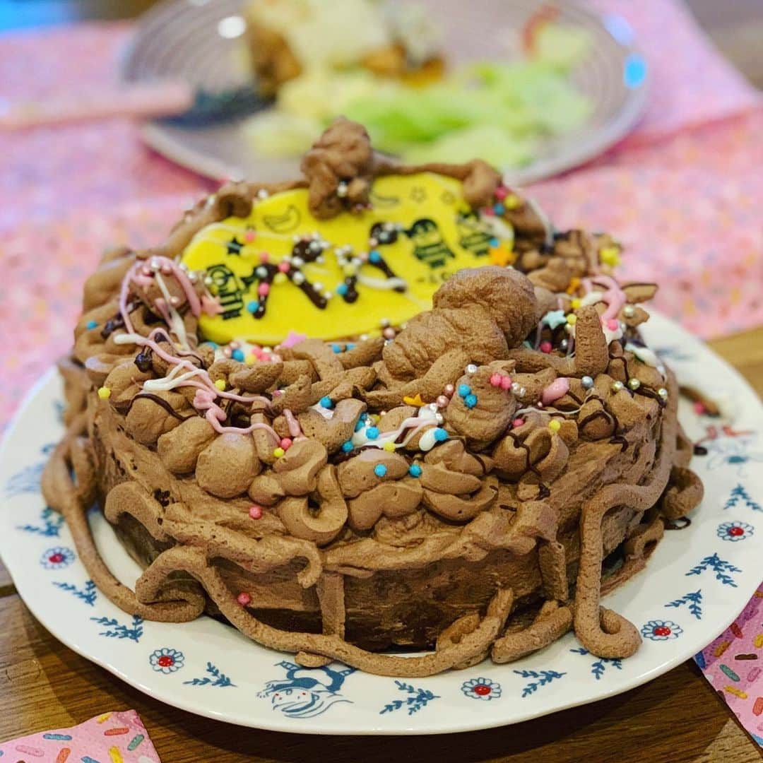 安倍吉俊のインスタグラム：「(￣Σ￣) @Yukaly 作タマゴ( •~•)デコレーションの父の日ケーキ。」