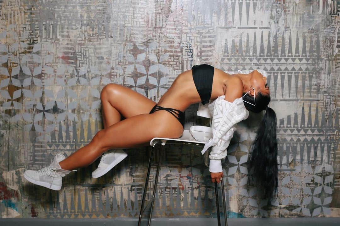 シェネルのインスタグラム：「Took some time before I recognized how often I wanted body types I could never have. Took me a LONG ASS TIME to just love this body that I have .. and take care of it the best I can.. 🤷🏽‍♀️ Ive learned that I have thoughts like many girls out there when it comes to physical dissatisfaction or self sabotaging .. I still have my days where I can feel insecure or whatever but the difference now is im my own competition.. if I’m not happy I just gotta work to make whatever it is better and really be grateful with my results .. and be in acceptance that this is it man.. so the whole learning to “love me” thing is a journey and a choice . It def brings me way more happiness. Side bar: shout out to @imngo for this dope jacket! 😜😜😜」