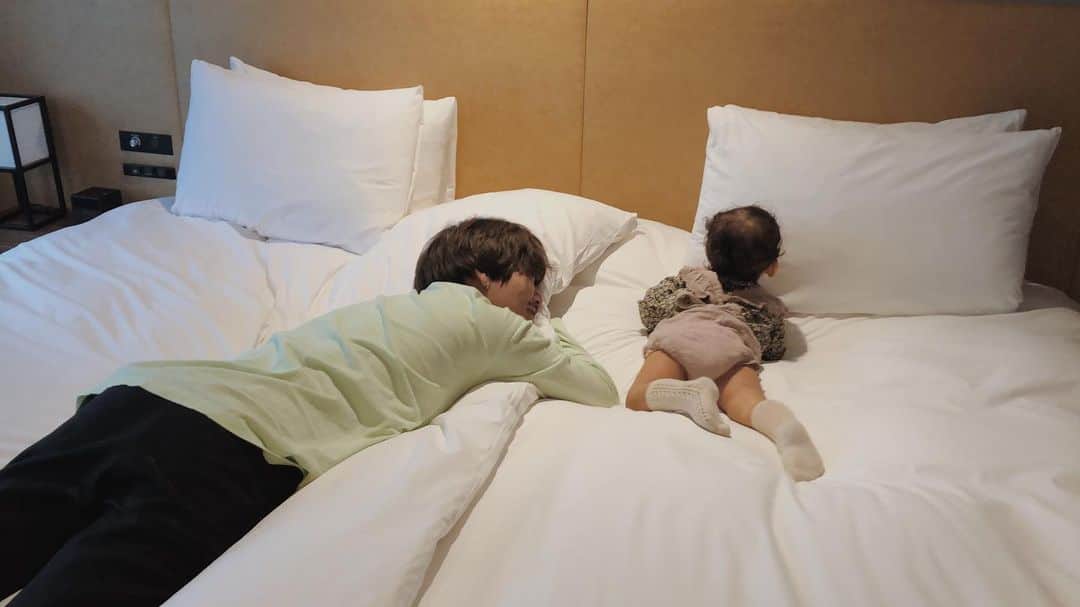 目見田早弥子のインスタグラム：「| 👨🏽👶🏻💞 少しずつ、父として母として それぞれが上手く娘と、 そしてお互いに関われるようになってきたなと 思う旅行でした🌸」