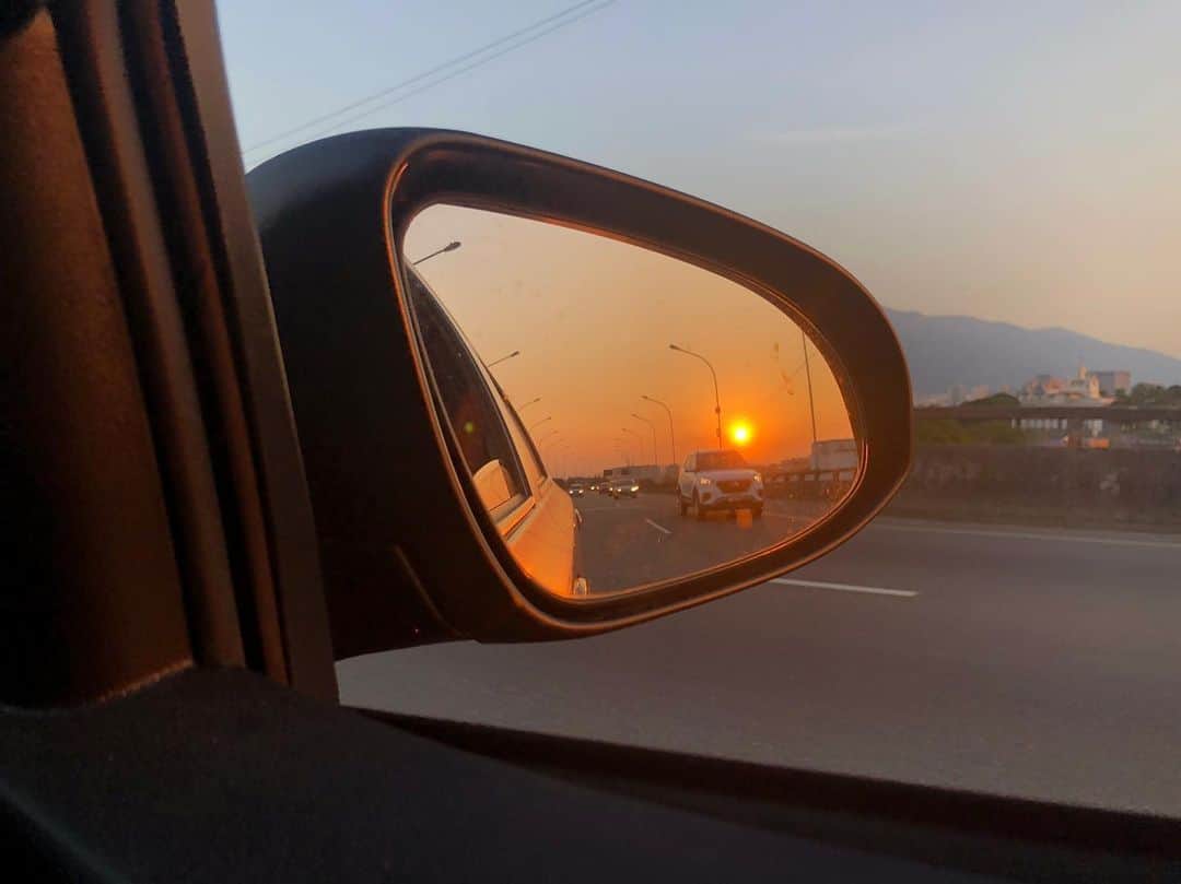 Alice Wegmannのインスタグラム：「hoje o dia foi mais lindo, ela reparou. a luz do sol com o vento calmo e o céu mais claro traziam pra terra um ar macio de outono, nada queimava ou ardia, a tarde fazia um carinho como a mãe que sabe ninar. nenhum questionamento, só um desejo de que todos os corações ao redor estivessem tranquilos, nada mais. fez sol o dia todo. a chuva veio foi no nosso olho de quem sentia. depois mais tarde fez lua cheia e veio outra vez o mesmo desejo: todo mundo merece ser feliz. (primavera-verão-antônio-inverno)」