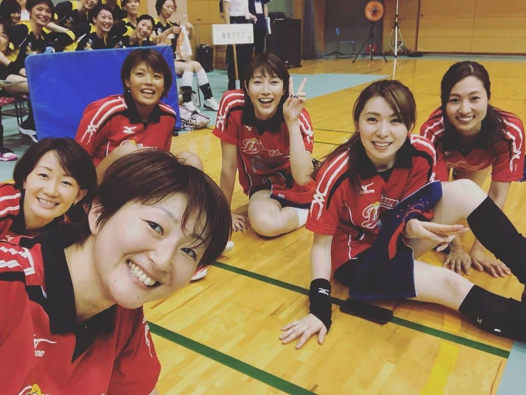 佐野優子さんのインスタグラム写真 - (佐野優子Instagram)「. 昨日は山口県下松市へ🏐 . 毎年この体育館で小学生のバレーボール大会があるので馴染みの場所でした(*ฅ́˘ฅ̀*) . この地域は小学生〜ママさんのレベルが高いっ🙌🏻 こちらも汗だくで頑張りました💦 . また来年も楽しみです♡ . #はつらつママさんバレーボール  #ママさんバレー #山口県下松市 #サンリフォーム #Kビジョン #ありがとう」6月17日 11時21分 - yuko12345