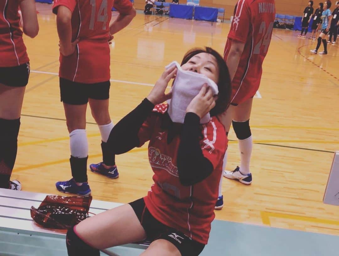 佐野優子さんのインスタグラム写真 - (佐野優子Instagram)「. 昨日は山口県下松市へ🏐 . 毎年この体育館で小学生のバレーボール大会があるので馴染みの場所でした(*ฅ́˘ฅ̀*) . この地域は小学生〜ママさんのレベルが高いっ🙌🏻 こちらも汗だくで頑張りました💦 . また来年も楽しみです♡ . #はつらつママさんバレーボール  #ママさんバレー #山口県下松市 #サンリフォーム #Kビジョン #ありがとう」6月17日 11時21分 - yuko12345