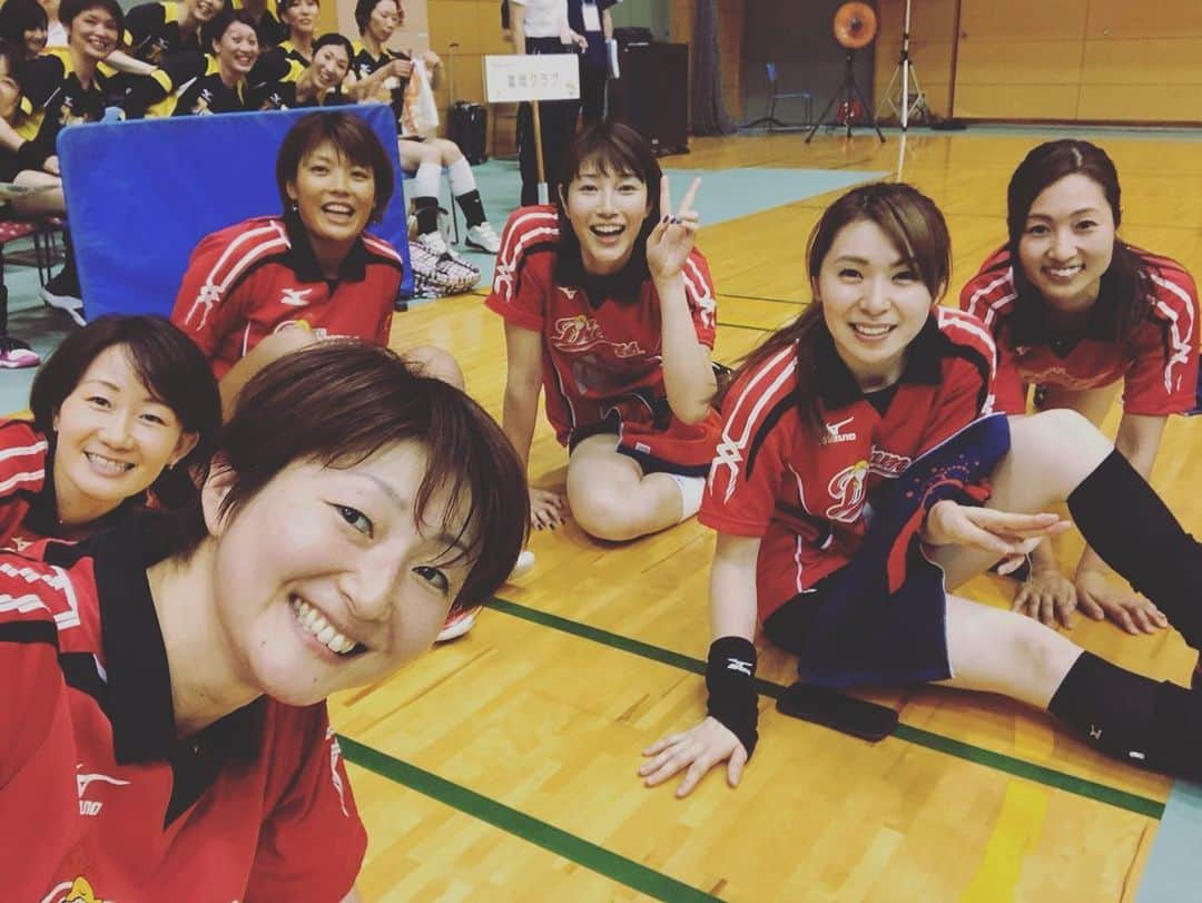佐野優子のインスタグラム：「. 昨日は山口県下松市へ🏐 . 毎年この体育館で小学生のバレーボール大会があるので馴染みの場所でした(*ฅ́˘ฅ̀*) . この地域は小学生〜ママさんのレベルが高いっ🙌🏻 こちらも汗だくで頑張りました💦 . また来年も楽しみです♡ . #はつらつママさんバレーボール  #ママさんバレー #山口県下松市 #サンリフォーム #Kビジョン #ありがとう」