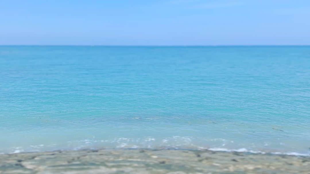 りりりさんのインスタグラム写真 - (りりりInstagram)「海と空⁽⁽ଘ( ˙꒳​˙ )ଓ⁾⁾ めっちゃきれいやった！ 沖縄また行きたいなー！ ・ ・ #沖縄 #海 #空 #青い #晴れてよかった #もうすぐ #期末テスト #頑張る #今休憩してる」6月17日 22時16分 - ririri1116