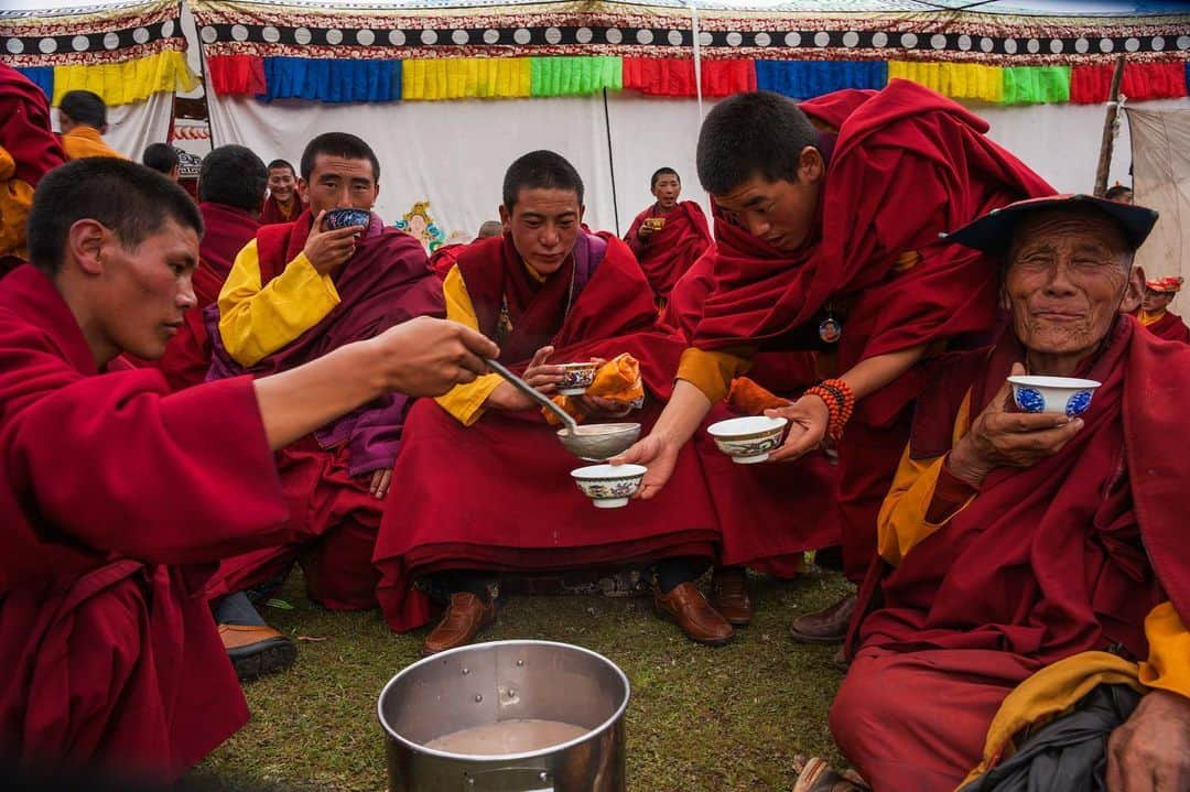 Michael Yamashitaさんのインスタグラム写真 - (Michael YamashitaInstagram)「Savoring a sip of yak butter tea on the Chamagudao, the ancient Tea Horse Road to Lhasa, the theme of my exhibition in Shanghai opening on July 12. Stay tuned for details.  #buttertea #teahorseroad #photoexhibit #photographyexhibition」6月17日 22時16分 - yamashitaphoto