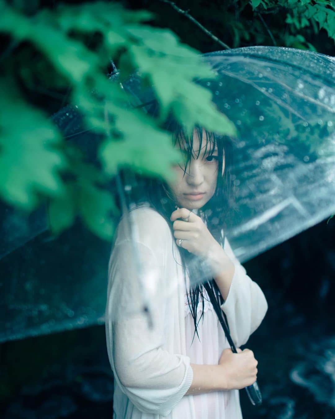 のインスタグラム：「雨音 - - - - - - camera：sony α7RⅢ - - - 二年振りにるり渓に行ってきました。 すごく好きな場所なのですが、 夏場は人が多いのでこの時期か秋がオススメです。  撮る方も撮られる方も確実に濡れるので 着替え必須やで☺︎ - - - #雨 #るり渓 #portrait #人像攝影 #外拍 #GPW_membersonly #スクリーンに恋して #ポートレート撮影 #被写体募集」