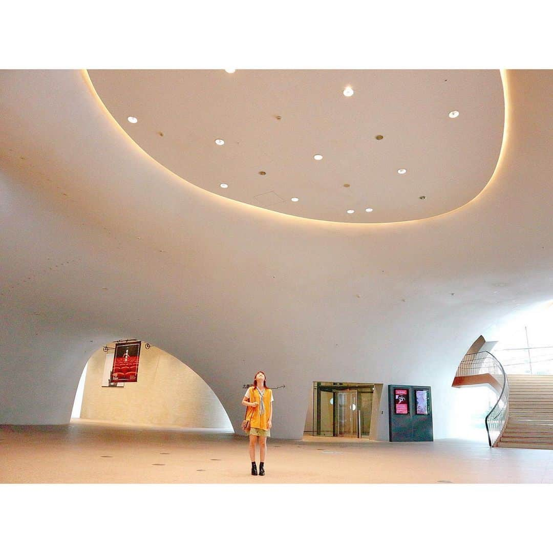 馬嘉伶さんのインスタグラム写真 - (馬嘉伶Instagram)「🍵 #世界で最も建築が難しい建物 #世界の９大新ランドマーク #1 . . 直線がほぼない建物 お水のような . 58枚の曲がっている壁と29個の洞窟 作れないと言われたらしいですが 今、台中で輝いています 階段を上る時は川を歩くような感じで 台中歌劇院の偉大さを感じました . 壁にある孔「気孔」からは 差し込む外部の自然光を中で感じることができて 外と中は繋がっていると思います . . 世界で最も建築が難しい建物とも言われていて 「世界の９大新ランドマーク」 台中の誇りです * * * * * * * * * * * * . 幾乎沒有直線的建築物 像水一般 . 58個曲牆及29個洞窟 曾經被說是不可能完成的建築 但現在正在台中閃閃發光 走在樓梯上時就如走在河川般 能感受到台中國家歌劇院的偉大 . 牆壁上的「呼吸孔」 象徵自然界是透過孔洞互相連結 獲得陽光、空氣、水透過這些孔洞 讓人有種室內與室外是互相連結的感覺 . . 被稱為是世界上最難蓋的建築物 世界9大新地標 台中的驕傲 . . 【#まちゃの台中🍄】 📍#台中國家歌劇院 #NationalTaichungTheater #台中国家歌劇院 #台中歌劇院 #大劇院 #伊東豊雄 さん #台灣 #台湾 #台湾旅行 #台中 #台中旅行 #台中景點 #Taiwan #taiwantravel #Taichung #taichungtravels」6月17日 22時12分 - macyacyarin